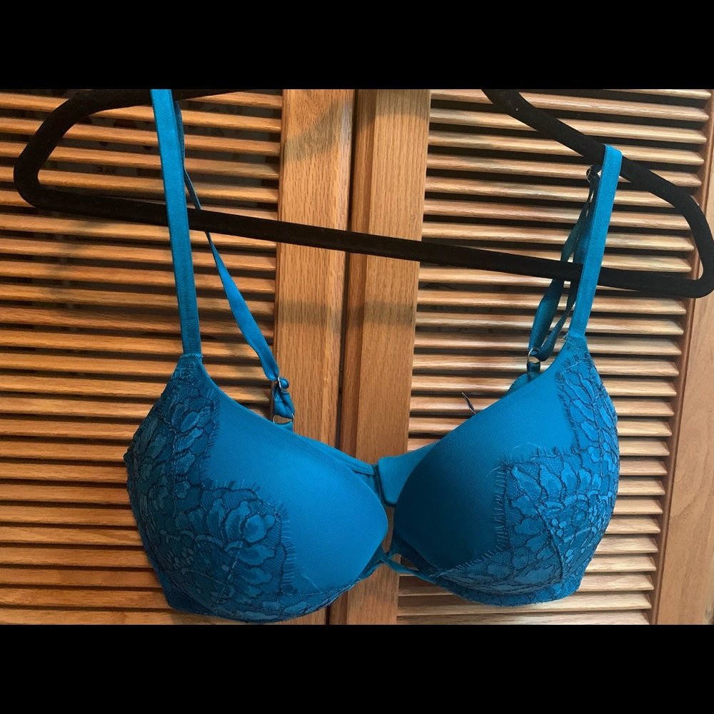 Victoria’s Secret bombshell plunge bra 38C